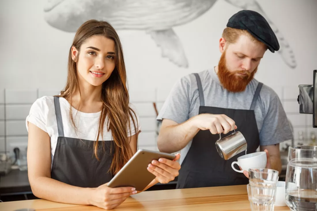Estudiantes con un trabajo de verano en una cafetería