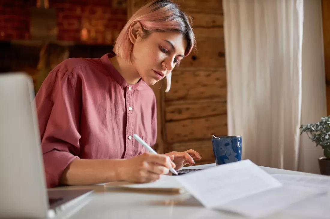 Una estudiante escribiendo su CV