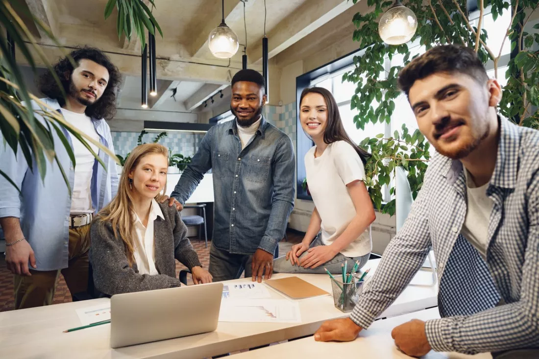 Un joven equipo internacional en una oficina